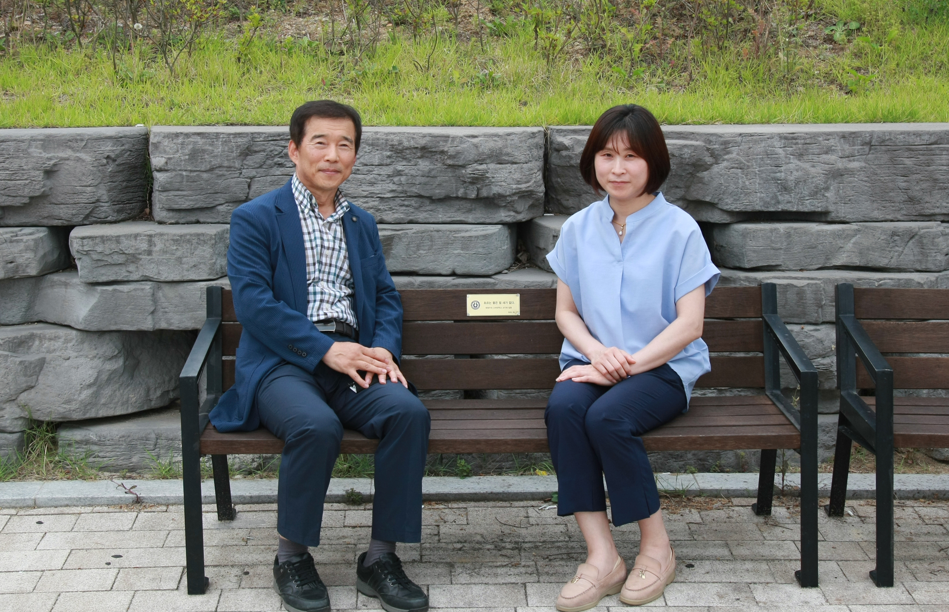 재청주대학교 교려대 교우회는 발전기금을 기탁하고 벤치기부식을 진행했다.