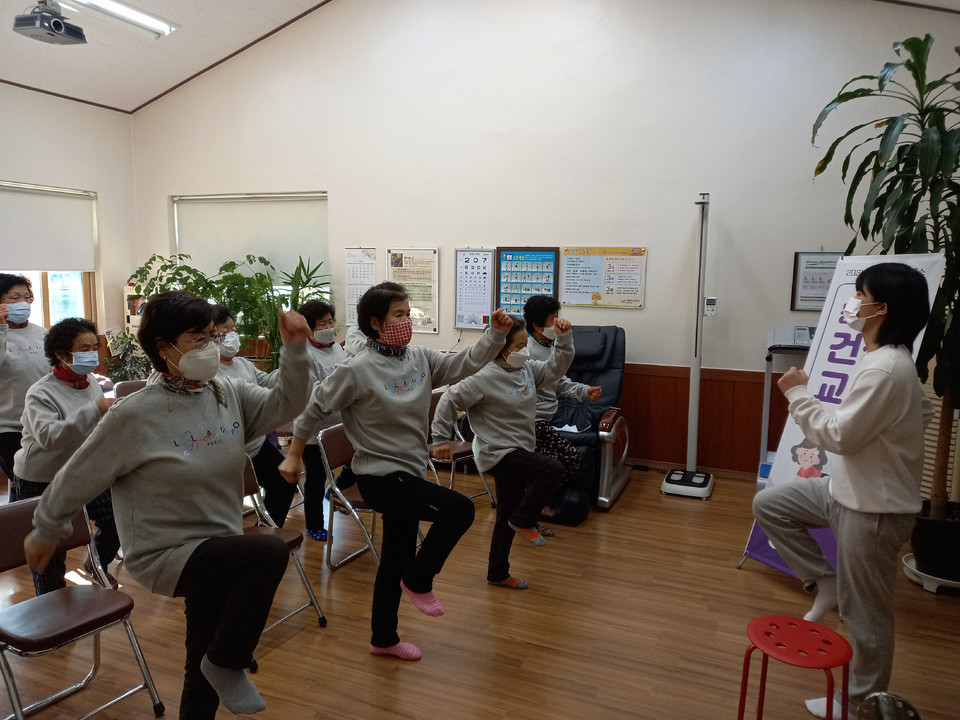 청주대학교는 충북 괴산군 중흥보건진료소와 함께 농한기를 맞아 주민들의 정신건강 및 신체활동향상을 위한 '스마트 홈트레이닝'을 실시하고 있다.