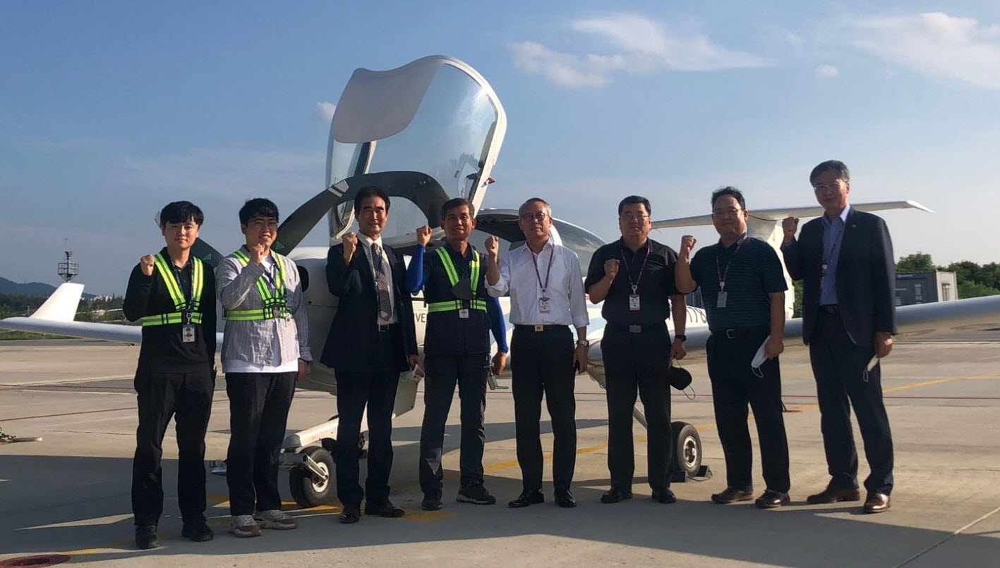차천수 청주대학교 총장이 청주대 비행교육원을 방문, 현황 보고를 받고 안전관리 철저를 지시했다.