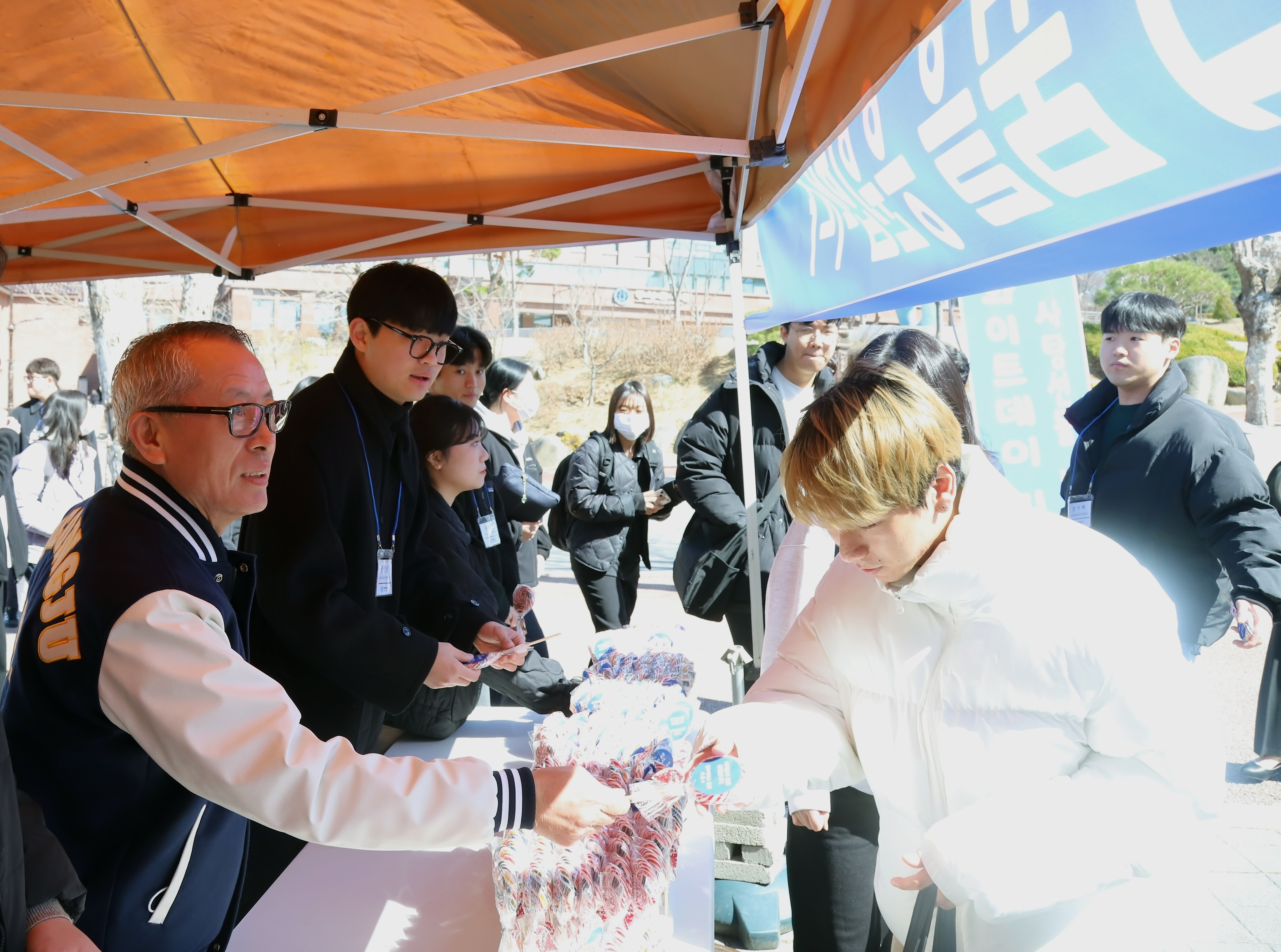 차천수 청주대학교 총장이 13일 오전 대학 중문 인근에서 화이트데이를 앞두고 학생들에게 간식을 나눠주고 있다.