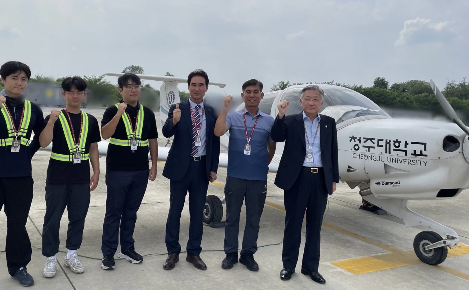 김윤배 청주대학교 총장(오른쪽)이 지난 16일 청주대 비행교육원을 방문, 현황 보고를 받고 안전관리 철저를 지시했다.