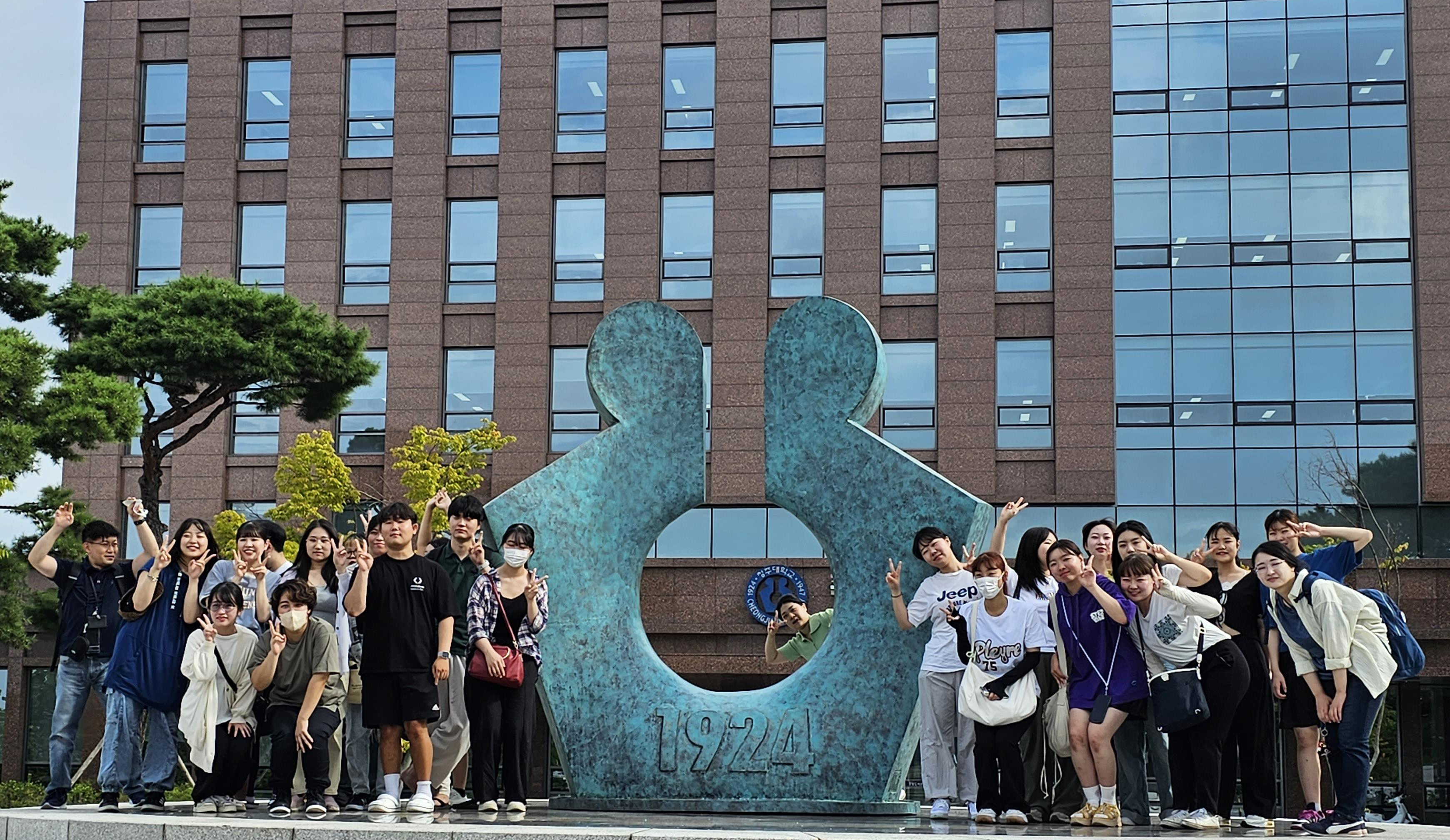 청주대학교가 2023년 하계방학을 맞아 일본 자매대학교 학생들과 활발한 교류활동을 진행한 가운데, 일본 돗토리 환경대학 학생들이 청주대를 방문, 중앙도서관 앞에서 기념촬영을 하고 있다.