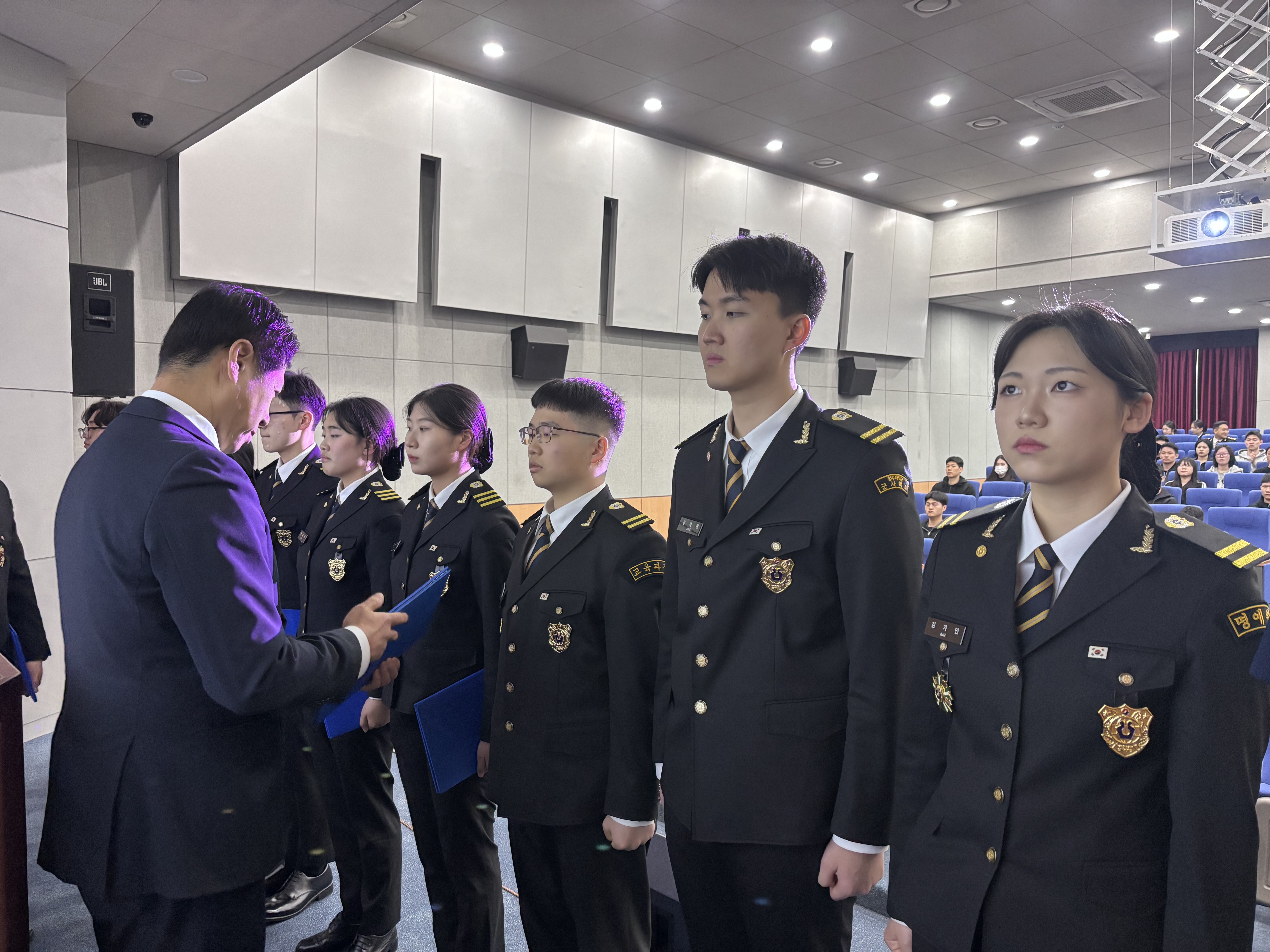 신임교수 소개 및 학과장 표창 수여 이미지