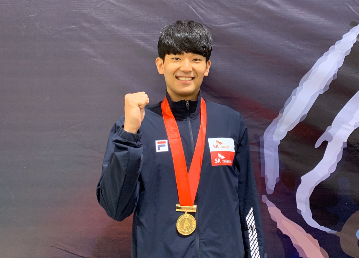 청주대학교 이승현이 지난 23~28일까지 태국 방콕에서 열린 2019 23세 이하 아시아펜싱선수권 대회 남자 에뻬 단체전에서 금메달을 획득한 후 기념촬영을 하고 있다.