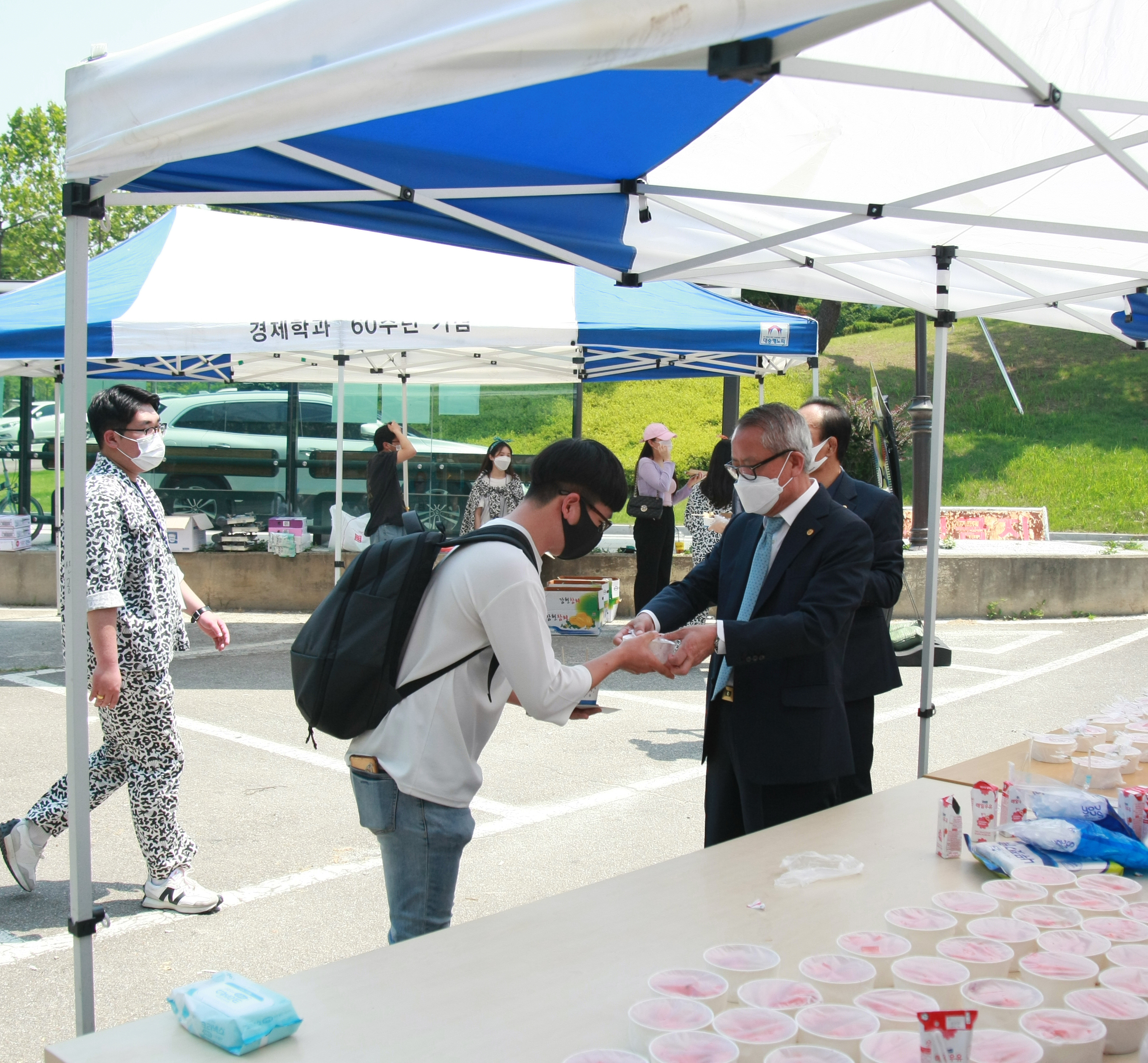 청주대학교 총학생회, 총대의원회, 동아리연합회 등 학생자치기구는 9일 대학 중문 주차장에서 기말고사를 맞은 학생들을 위로하기 위한 ‘간식마차’ 이벤트를 진행했다.