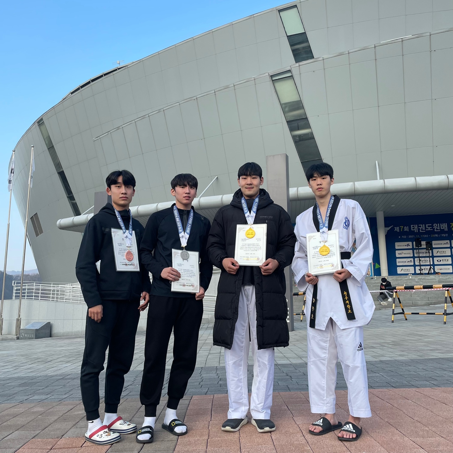 청주대학교 태권도부가 지난 17일부터 오는 25일까지 전북 무주 태권도원에서 열리고 있는 제7회 태권도원배 전국태권도선수권대 대학부 겨루기 부문에서 종합 준우승을 차지했다. 사진은(왼쪽부터) 김진우(동메달), 연제호(은메달), 정범구(금메달), 김진호(금메달)가 기념촬영을 하고 있는 모습.