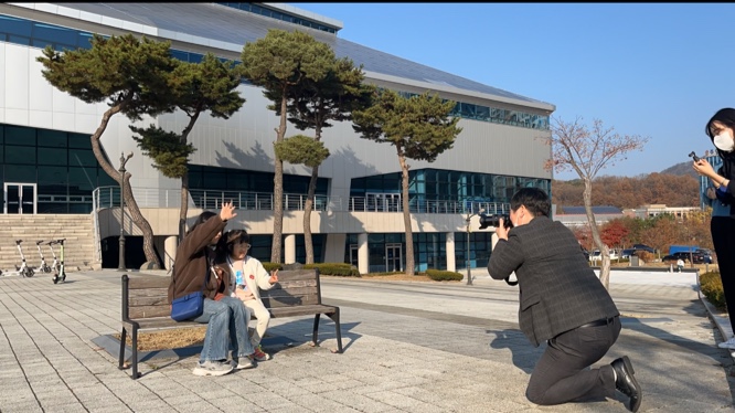 청주대학교 1호 학교기업인 석우재활서비스센터는 지난 16~18일까지 센터 이용자를 대상으로 가족사진 무료 촬영 프로그램을 진행했다.   