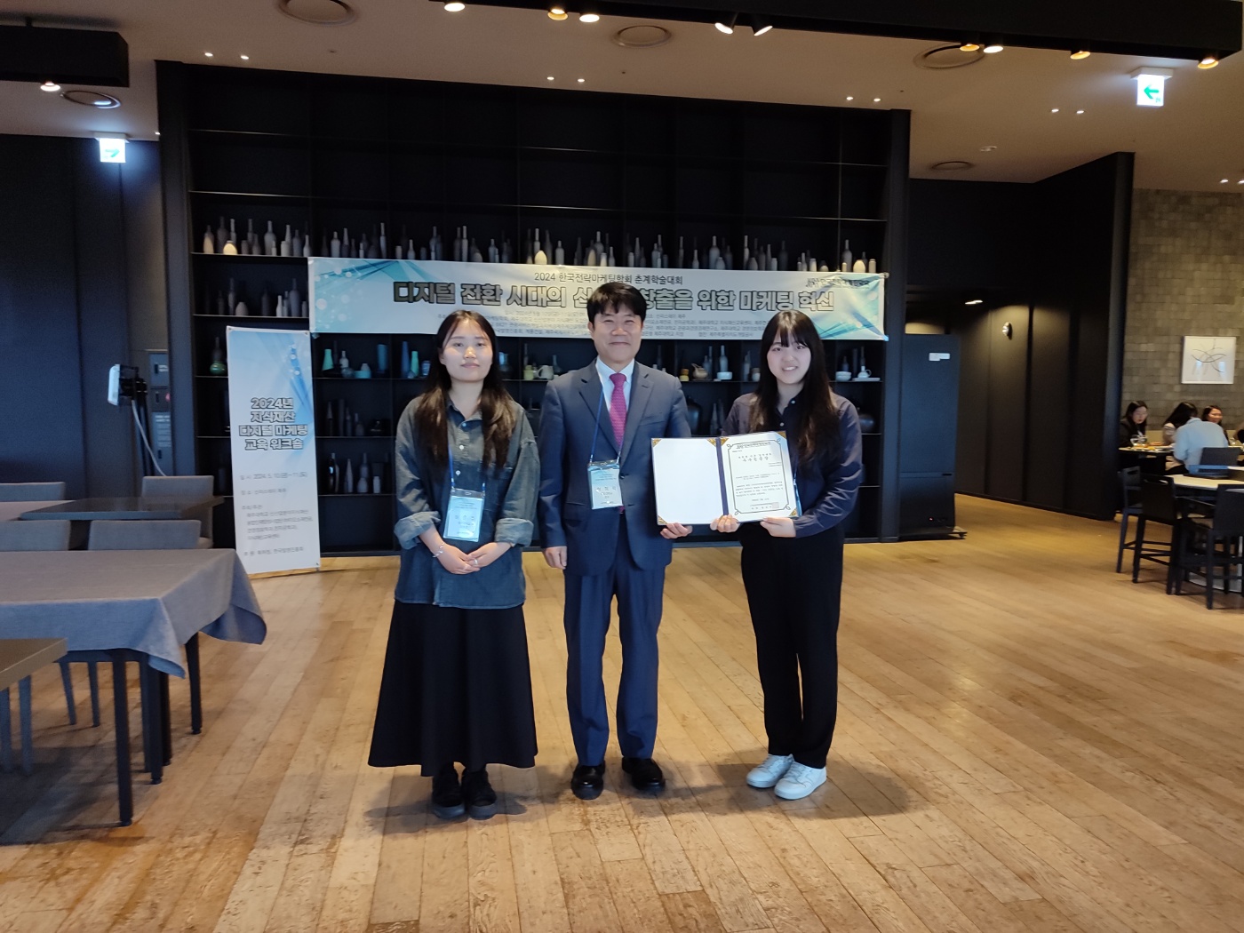 청주대학교 경영학과 허은주(왼쪽)학생과 서채원(오른쪽)학생이 (사)한국전략마케팅학회에서 주관하는 대학생 논문경진대회에 출전해 우수상을 수상한 뒤 이원준 지도교수와 기념촬영을 하고 있다.